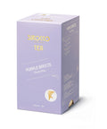 Eine lavendelfarbene Kartonverpackung für Sirocco „Purple Breeze“ Bio-Darjeeling-Tee, mit eleganter gold-weißer Beschriftung und einer mehrsprachigen Zutatenliste auf der Seitenwand.