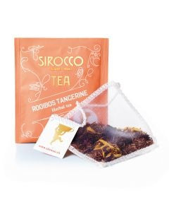 Ein orangefarbenes Tee-Sachet für Sirocco „Rooibos Tangerine“ Kräutertee neben einem transparenten Pyramidenteebeutel, der mit losem Rooibostee und Zitusschalen gefüllt ist.