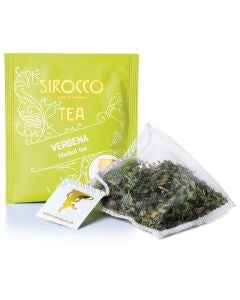 Ein hellgrünes Tee-Sachet für Sirocco „Verbena“ Kräutertee neben einem transparenten Pyramidenteebeutel, der mit leuchtend grünen, getrockneten Eisenkrautblättern gefüllt ist.