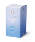 Ein kleiner Haufen loser Sirocco „Wellness Tea Balance“ Kräutertee auf weißem Hintergrund, bestehend aus einer Mischung aus grünen Fenchelsamen, rötlichem Rooibos und dunkelgrünen Kräuterstücken.
