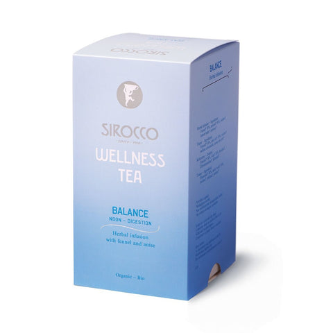 Ein kleiner Haufen loser Sirocco „Wellness Tea Balance“ Kräutertee auf weißem Hintergrund, bestehend aus einer Mischung aus grünen Fenchelsamen, rötlichem Rooibos und dunkelgrünen Kräuterstücken.