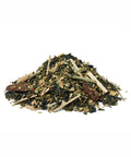 Ein kleiner Haufen loser Sirocco „Wellness Tea Pure Power“ auf weißem Hintergrund, bestehend aus grünen Teeblättern, gemischt mit Zitronengrasstücken und rötlichen, getrockneten Goji-Beeren.