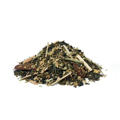 Ein kleiner Haufen loser Sirocco „Wellness Tea Pure Power“ auf weißem Hintergrund, bestehend aus grünen Teeblättern, gemischt mit Zitronengrasstücken und rötlichen, getrockneten Goji-Beeren.