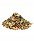 Ein kleiner Haufen loser Sirocco „Wellness Tea Relax“ Kräutertee auf weißem Hintergrund, bestehend aus einer Mischung aus getrockneten Lindenblüten, Melisse und vereinzelten lila Lavendelblüten.