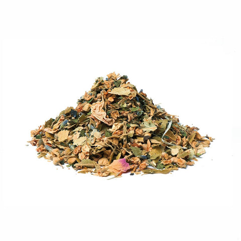 Ein kleiner Haufen loser Sirocco „Wellness Tea Relax“ Kräutertee auf weißem Hintergrund, bestehend aus einer Mischung aus getrockneten Lindenblüten, Melisse und vereinzelten lila Lavendelblüten.