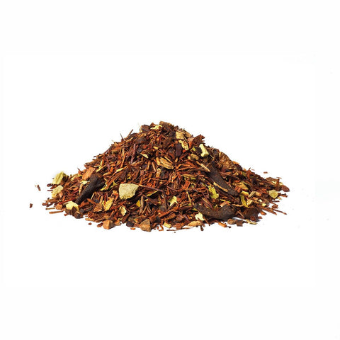 Ein kleiner Haufen loser Sirocco „Winter Moments“ Tee auf weißem Hintergrund, bestehend aus feinen rötlich-braunen Rooibos-Teeblättern, vermischt mit ganzen Nelken sowie Zimt- und Orangenschalenstücken.