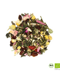 Eine Nahaufnahme der "So Damn Pretty" Grünteemischung von Urban Tea Factory, bestehend aus grünen Teeblättern, rosa Rosenblüten, gelben Kamillenblüten und roten Goji-Beeren. Unten rechts ist das BIO-Siegel zu sehen.