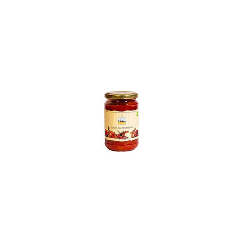 Ein Glas Terra Verde Sugo al Basilico (Tomatensoße mit Basilikum), das die rote Soße und ein Etikett mit Basilikumblättern, Tomaten und einer kleinen Hof-Illustration zeigt.