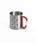 Ein Outdoor-Campingbecher aus Edelstahl mit einem roten Karabiner-Griff und dezentem, eingraviertem Paisley-Muster auf der Außenseite.