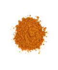 Eine Draufsicht auf einen kreisförmigen Haufen fein gemahlenen, orangefarbenen Thai-Curry-Gewürzpulvers auf weißem Hintergrund.