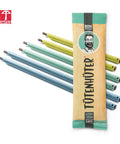 Eine Packung mit sechs „Tütenhüter“-Beutelverschlüssen in verschiedenen Grün- und Blautönen, dargestellt neben ihrer beigen Papierverpackung mit einer Illustration eines Mannes im Vintage-Stil und einem „Swiss Made“-Logo.