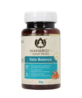 Eine Braunglasflasche mit weißem Deckel und cremefarbenem Etikett für das Nahrungsergänzungsmittel Maharishi Ayurveda „Vata Balance“, enthaltend 50 Tabletten.