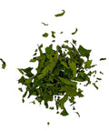 Ein kleiner Haufen getrockneter, langer und gekräuselter grüner Eisenkrautblätter (Verveine), die auf einem schlichten weißen Hintergrund verstreut sind.