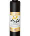 Eine hohe, schwarze Flasche mit goldfarbenem Schraubverschluss, gefüllt mit "Vita Öl," einem Omega-3-reichen Öl aus Schweizer Raps, Lein und Rübsamen. Das Etikett ist schwarz, gold und weiß mit einem Schweizer Kreuz.