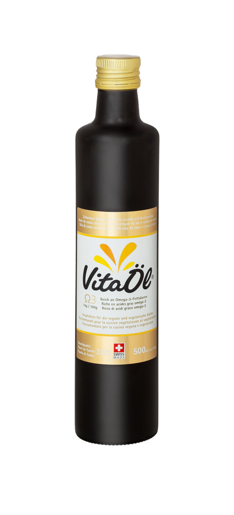Eine hohe, schwarze Flasche mit goldfarbenem Schraubverschluss, gefüllt mit "Vita Öl," einem Omega-3-reichen Öl aus Schweizer Raps, Lein und Rübsamen. Das Etikett ist schwarz, gold und weiß mit einem Schweizer Kreuz.