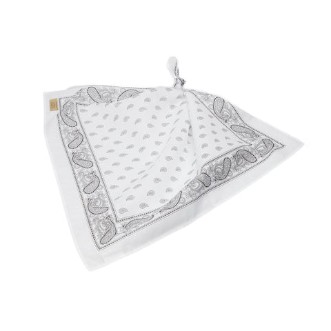 Ein weißes quadratisches Bandana mit klassischem schwarzem Paisley-Rand und Tropfenmuster, das leicht gefaltet und an der oberen Ecke geknotet ist.
