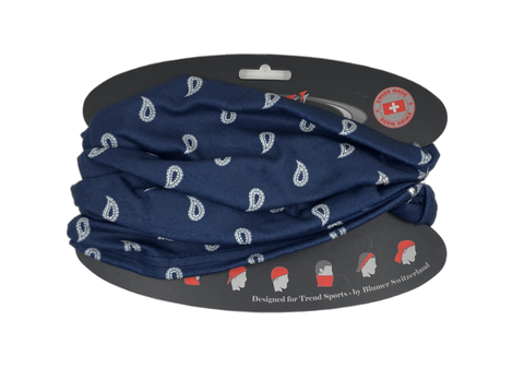Ein dunkelblaues Schlauchtuch mit weißem Paisley-Muster, präsentiert auf einer schwarzen Kartonhalterung mit „Swiss Made“-Siegel und der Aufschrift „Designed for Trend Sports - by Blumer Switzerland“.