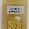 Eine braune Papiertüte mit einem kleinen Sichtfenster, durch das getrocknete, grobe Zwiebelstücke zu sehen sind, beschriftet mit einem weißen Etikett „Zwiebeln gekippelt“.