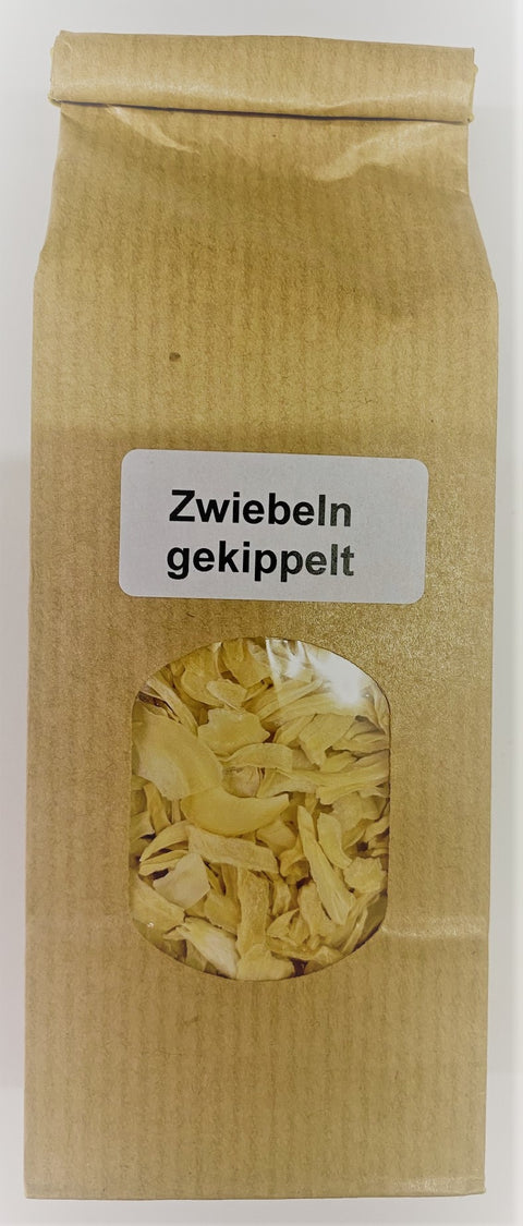 Eine braune Papiertüte mit einem kleinen Sichtfenster, durch das getrocknete, grobe Zwiebelstücke zu sehen sind, beschriftet mit einem weißen Etikett „Zwiebeln gekippelt“.